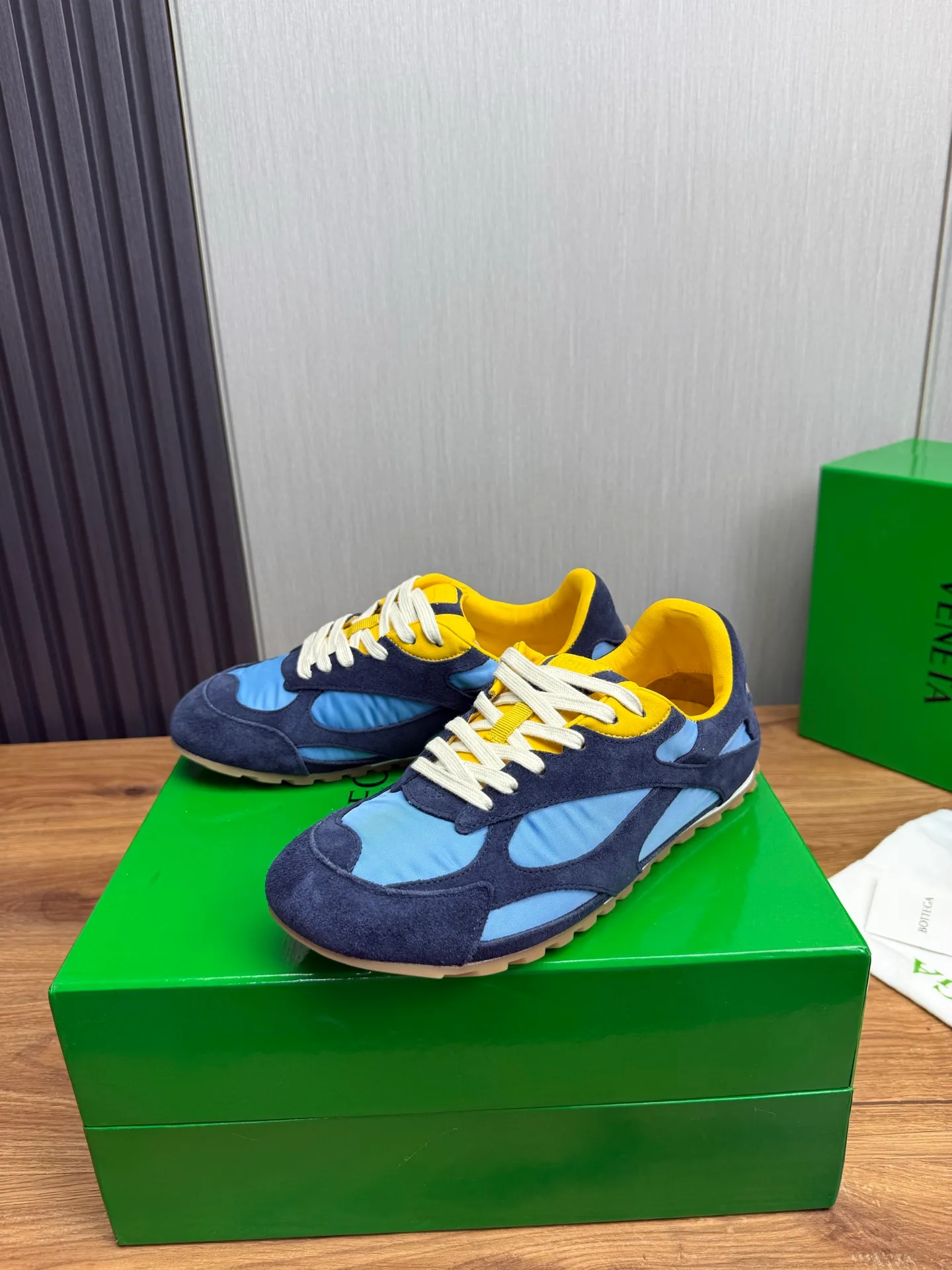 Men's men's shoes💰540💰 Bottega Veneta｜BV's new Forrest Gump shoes. Dexun shoes🩷💚 Sneaker technology nylon and suede, inspired by retro sneakers, light, comfortable, breathable and essential item. Original wear-resistant and non-slip rubber outsole❕❗️ Size: Female 35-40 (40 is custom-made and cannot be returned) Male 39-45 (45 is custom-made and cannot be returned or exchanged)